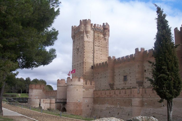 1280px Castillo de La Mota 2 768x512