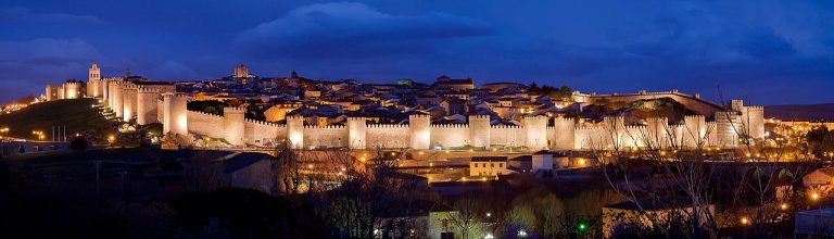 1280px Panoramica nocturna de la Ciudad de Avila 768x220