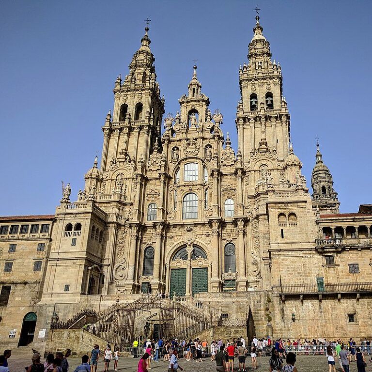 800px Catedral de Santiago de Compostela agosto 2018 cropped 768x768