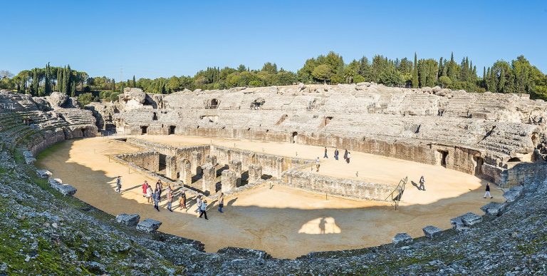 Anfiteatro de las ruinas romanas de Italica Santiponce Sevilla Espana 2015 12 06 DD 26 29 PAN 768x387