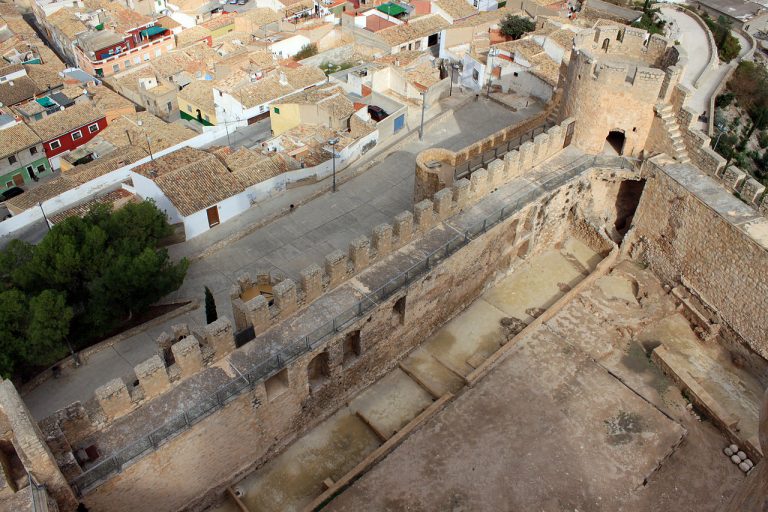 Castillo de Villena patio de armas desde la torre 1 768x512