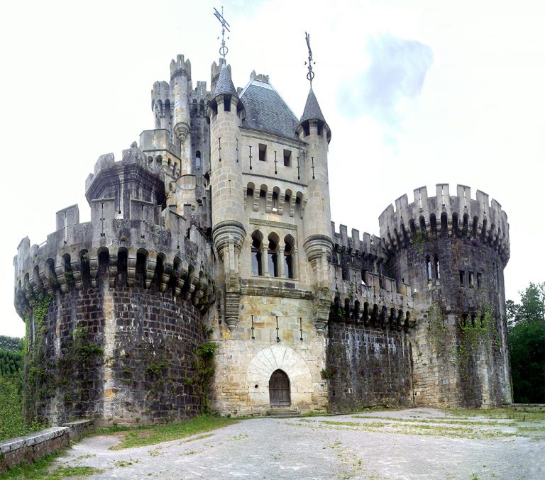 Fachada del castillo de Butron 768x677