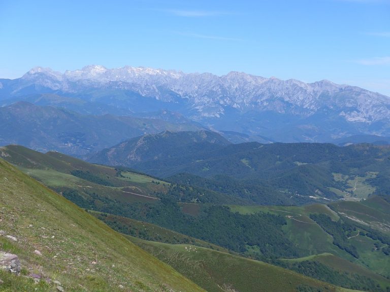 1024px Picos de Europa vistos desde la Fuente del Chivo 768x576