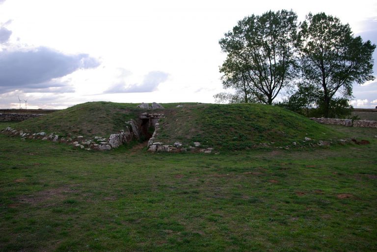 1280px Dolmen La Cabana 01 by dpc 768x514