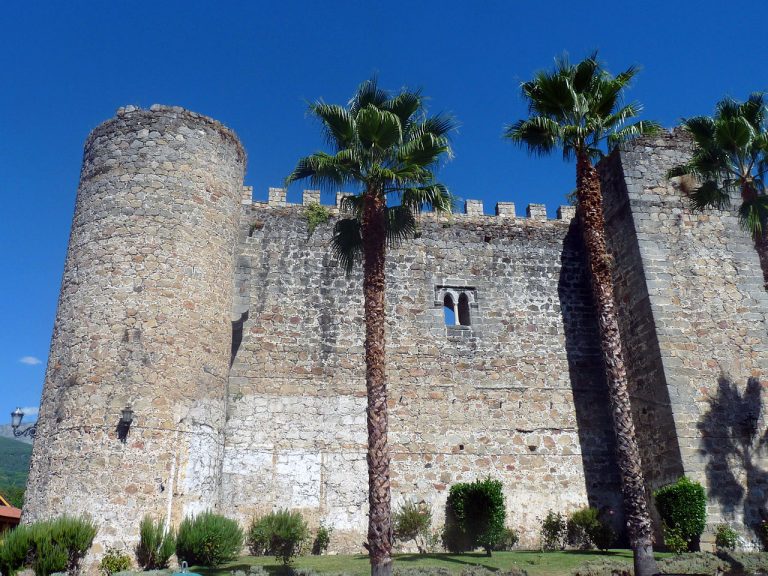 1280px Castillo de Arenas de San Pedro palmeras 768x576