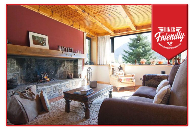 casa lola pirene 768x515